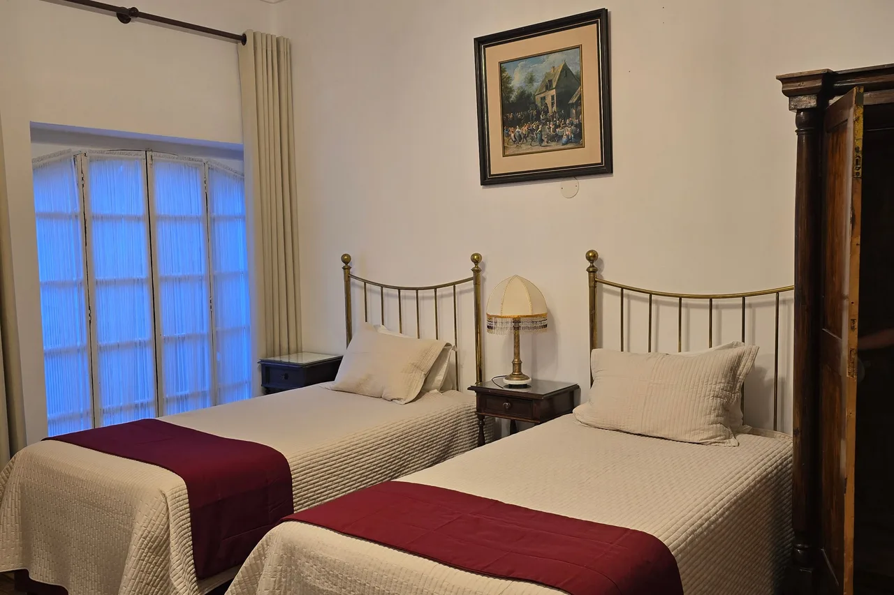 El Hotel de Su Merced — ภาพห้องพักและบรรยากาศ