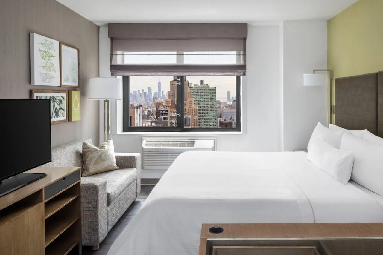 Element New York Times Square West — rooms and atmosphere