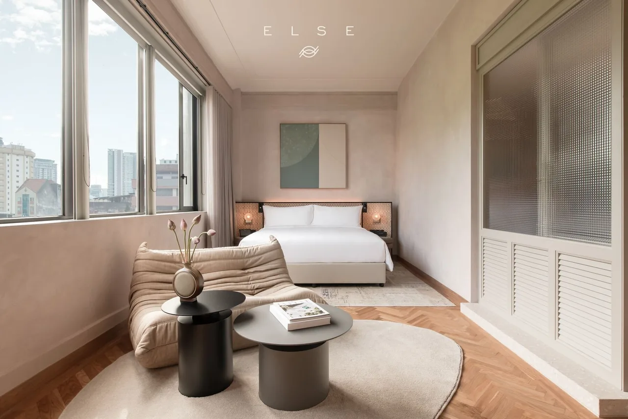 โรงแรม Else Kuala Lumpur ใจกลาง Chinatown ติด Petaling Street — เดินถึงสถานี LRT/MRT Pasar Seni 5 นาที, Merdeka 118 ราว 10 นาที, สนามบิน KLIA นั่งรถ 45–60 นาที (KLIA Ekspres ลง KL Sentral แล้วต่อ LRT 1 ป้าย)