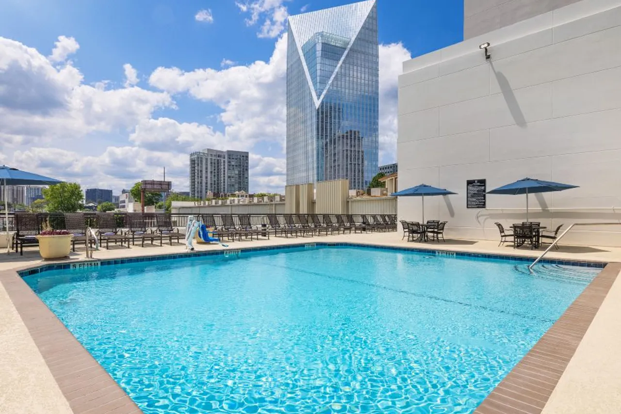 Embassy Suites by Hilton Atlanta Buckhead — ภาพห้องพักและบรรยากาศ