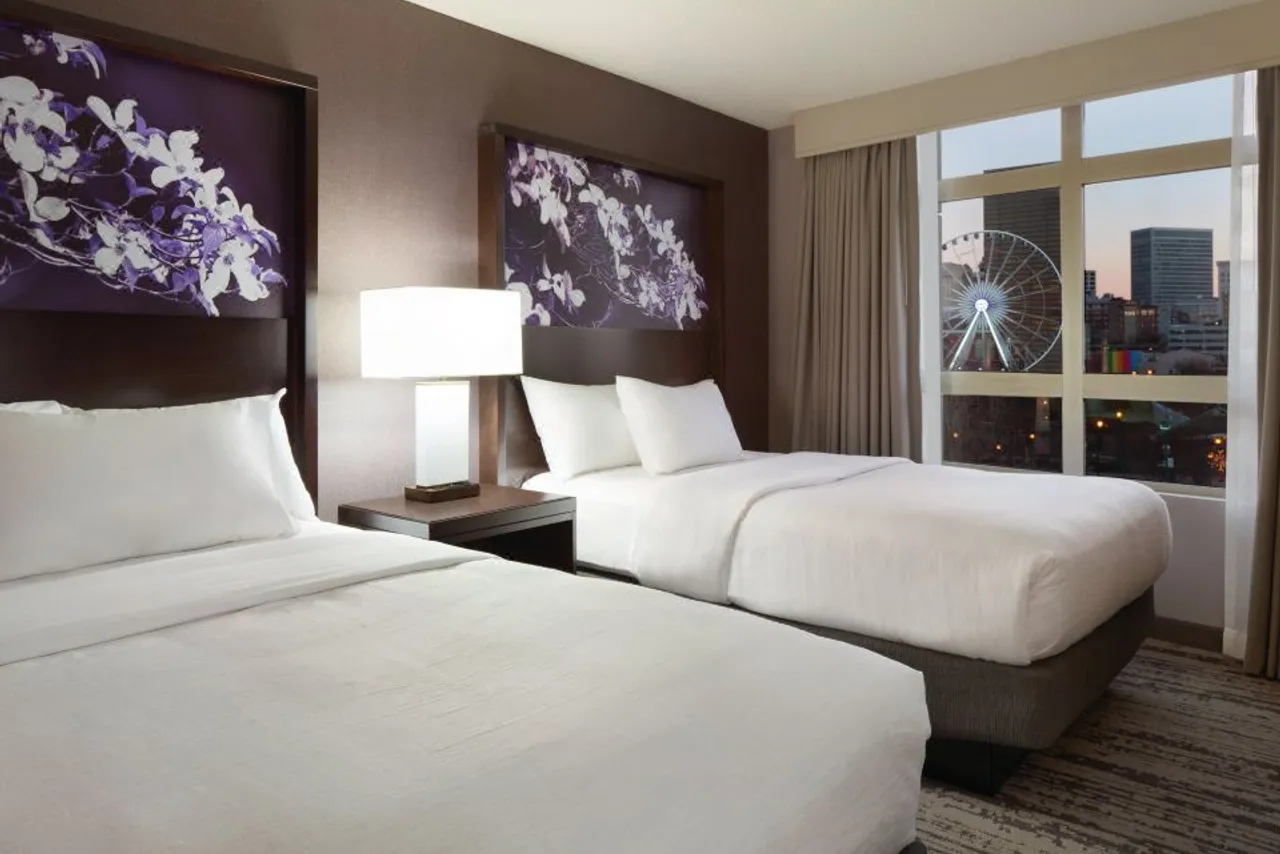 Embassy Suites by Hilton Atlanta at Centennial Olympic Park — ภาพห้องพักและบรรยากาศ