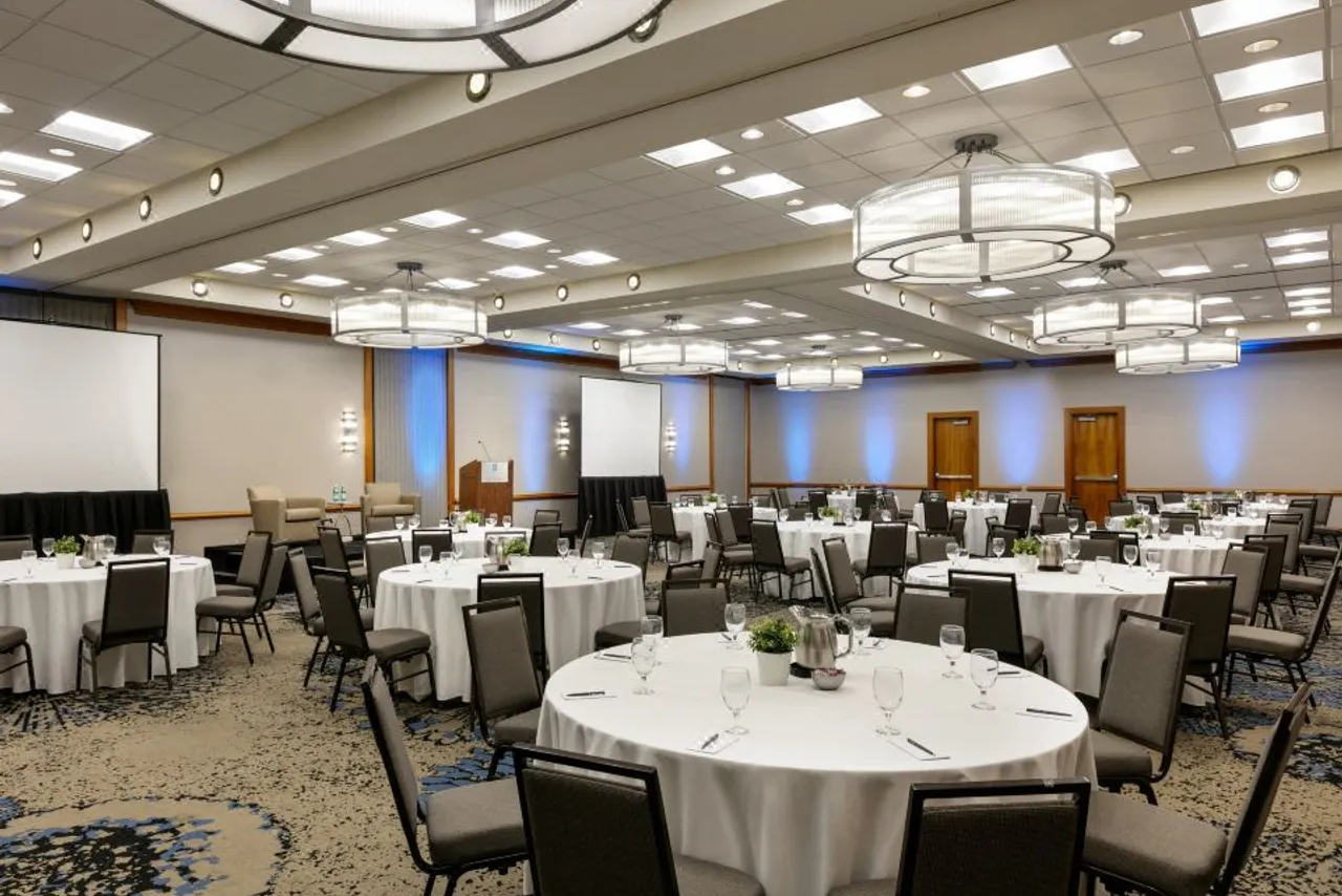 Embassy Suites by Hilton Atlanta at Centennial Olympic Park — ภาพห้องพักและบรรยากาศ