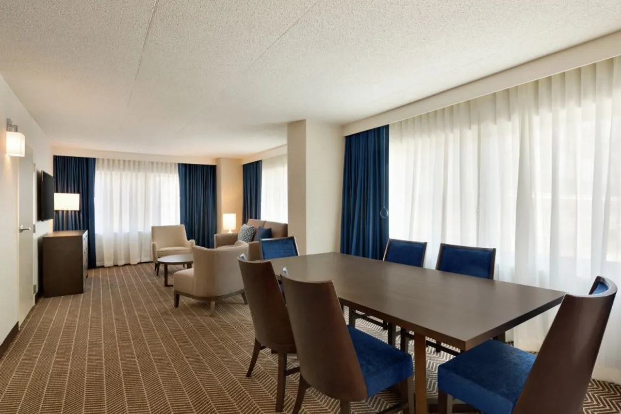 Embassy Suites by Hilton Boston at Logan Airport — ภาพห้องพักและบรรยากาศ