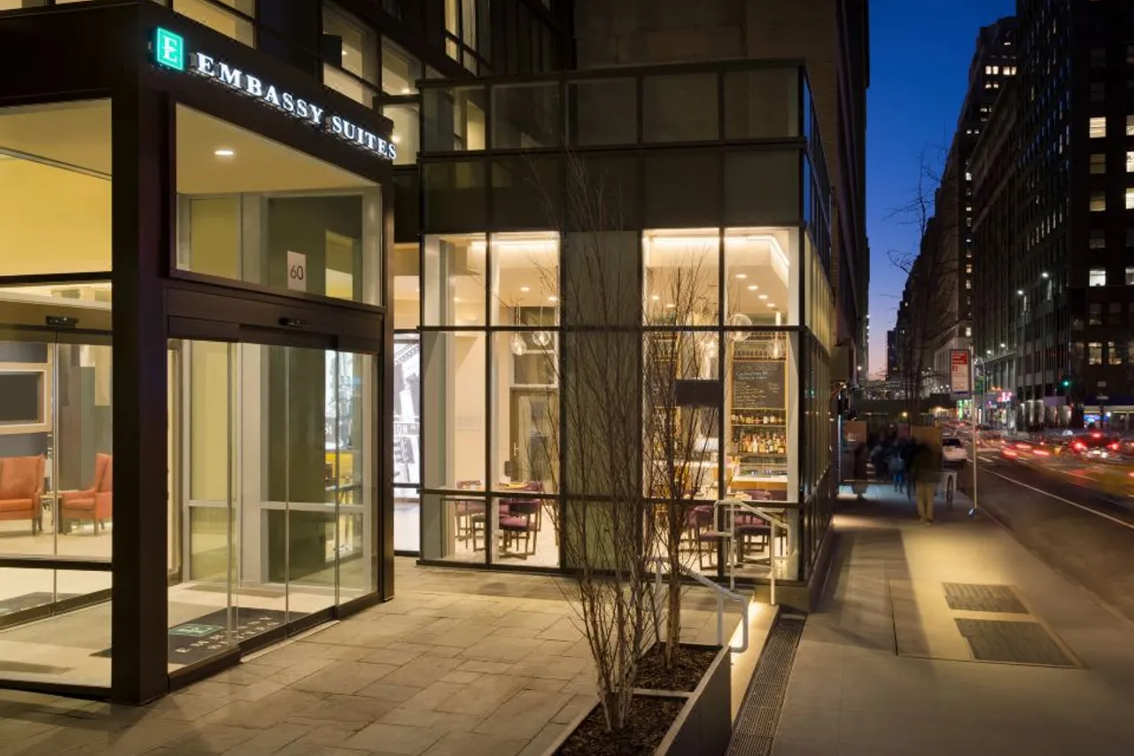 Embassy Suites by Hilton New York Manhattan Times Square — ภาพห้องพักและบรรยากาศ