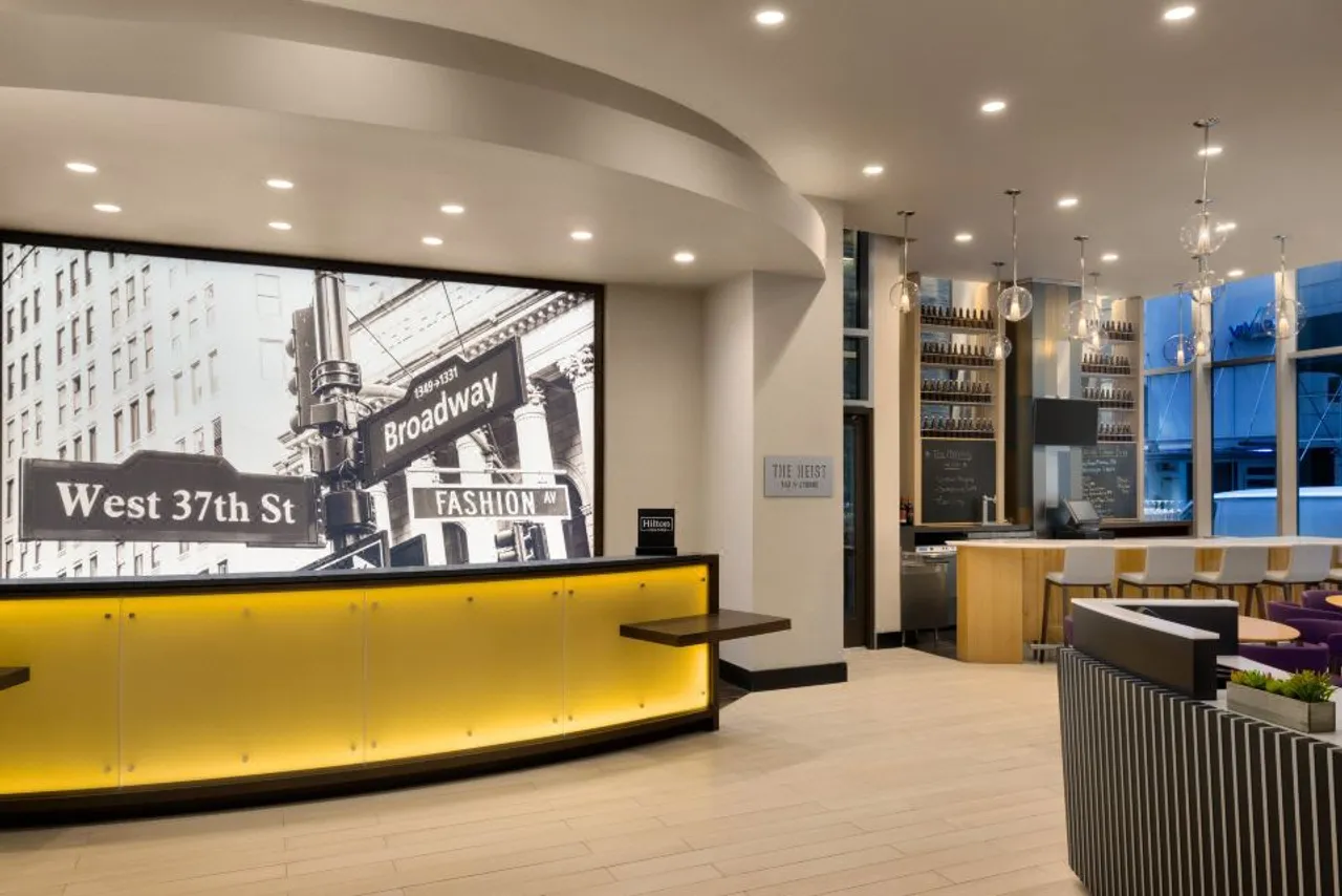 Embassy Suites by Hilton New York Manhattan Times Square — ภาพห้องพักและบรรยากาศ