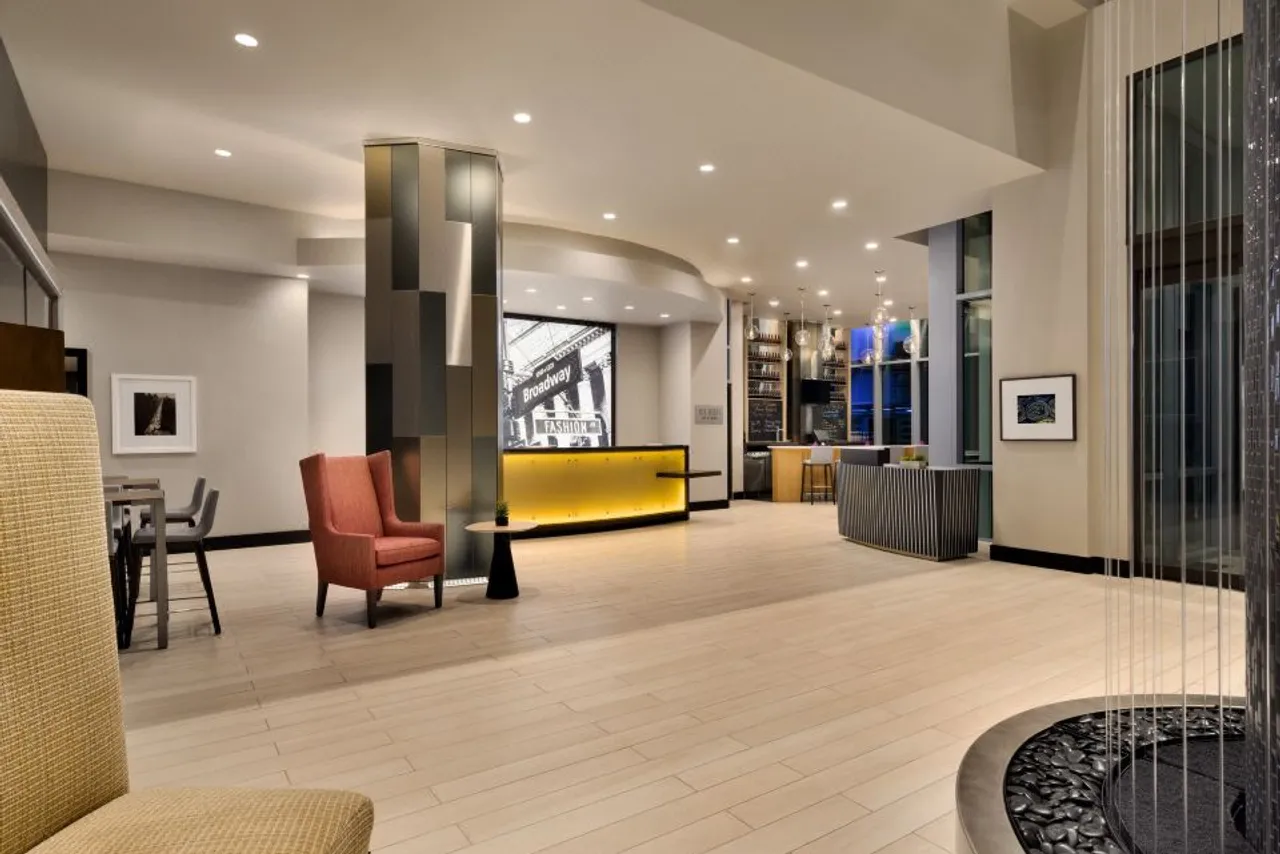 Embassy Suites by Hilton New York Manhattan Times Square — ภาพห้องพักและบรรยากาศ