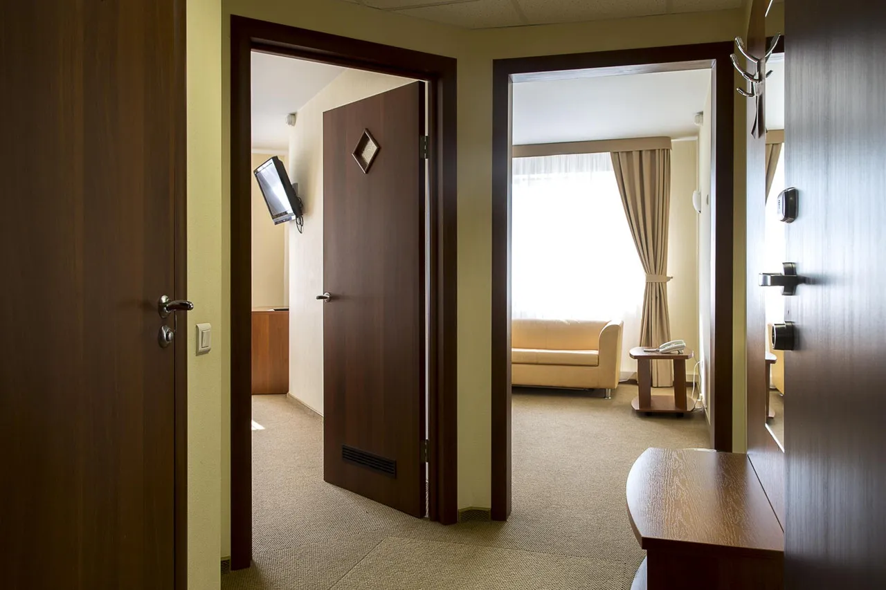 Emerald Hotel — rooms and atmosphere
