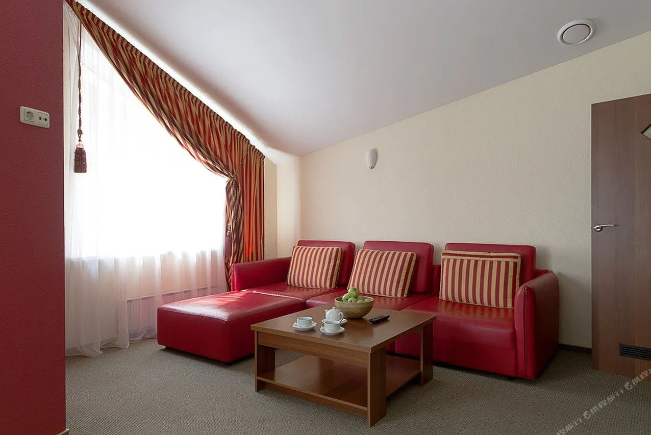 Emerald Hotel — rooms and atmosphere