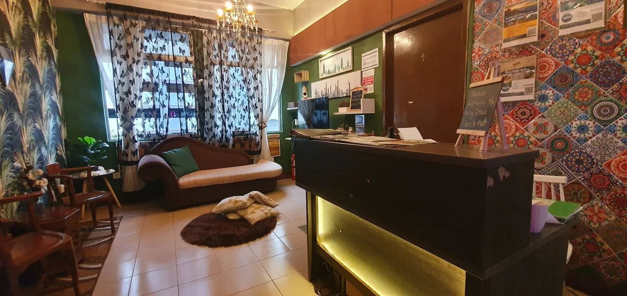 Escape Backpackers KK — rooms and atmosphere