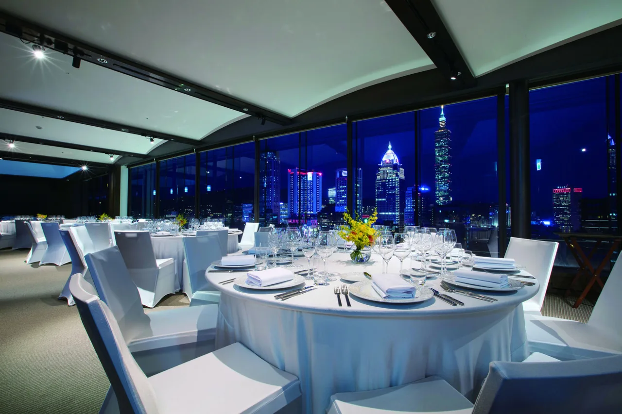 Eslite Hotel — rooms and atmosphere