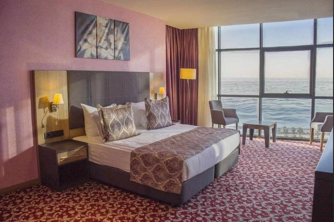 Euphoria Batumi Convention & Casino Hotel — ภาพห้องพักและบรรยากาศ