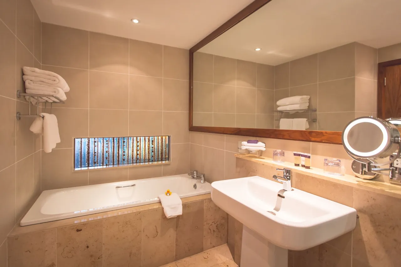 Europa Hotel Belfast — rooms and atmosphere