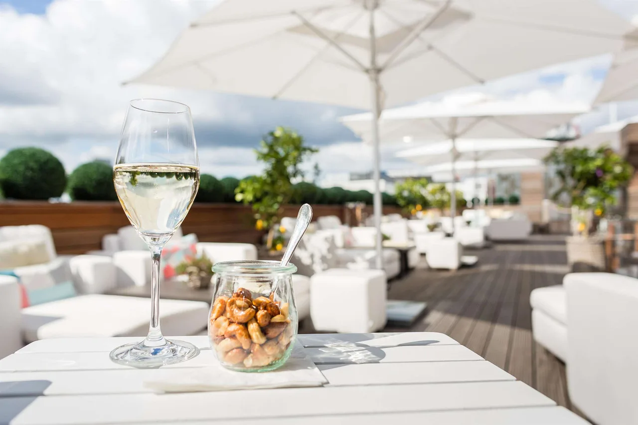 Fairmont Hotel Vier Jahreszeiten Hamburg — ภาพห้องพักและบรรยากาศ