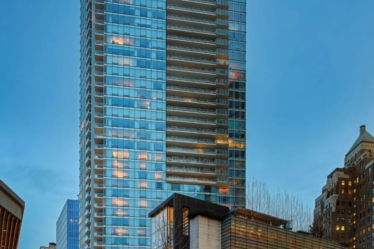 10 โรงแรมหรู 5 ดาวแวนคูเวอร์ — ที่พักลักชัวรีย่าน Coal Harbour/Downtown (อัปเดต 2026)