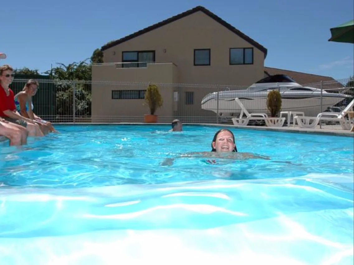 Fairway Motel & Apartment Wanaka — rooms and atmosphere