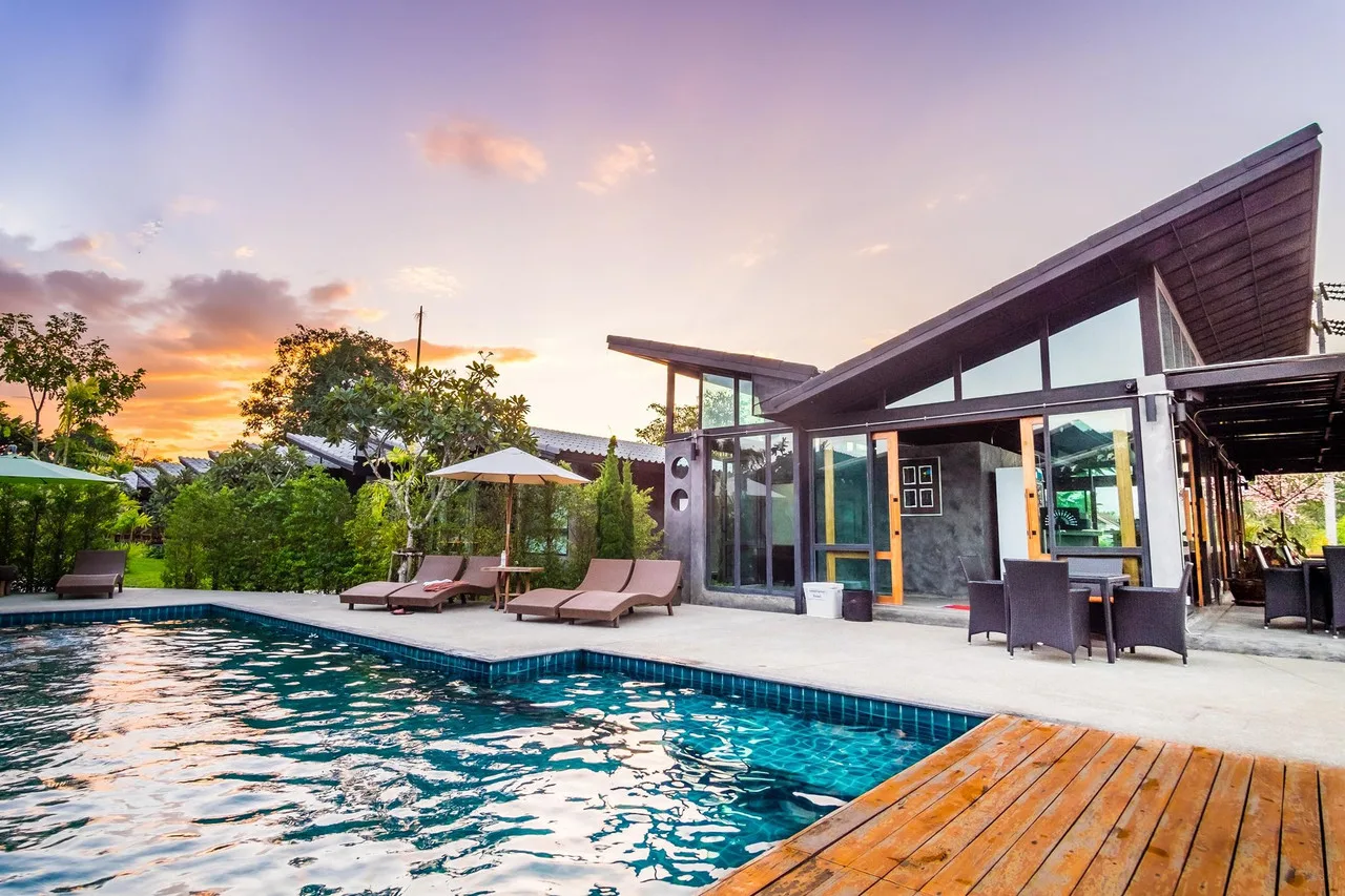 โรงแรม Family House Zen Boutique Resort ต.แม่ฮี้ ฝั่งตะวันออกของแม่น้ำปาย ตรงข้ามตัวเมือง — เงียบสงบท่ามกลางสวนและทุ่งไร่ เดินข้ามสะพานไม้ไผ่เข้าถนนคนเดินราว 600 ม. และห่างจุดลงรถบัสจากเชียงใหม่ราว 300 ม.