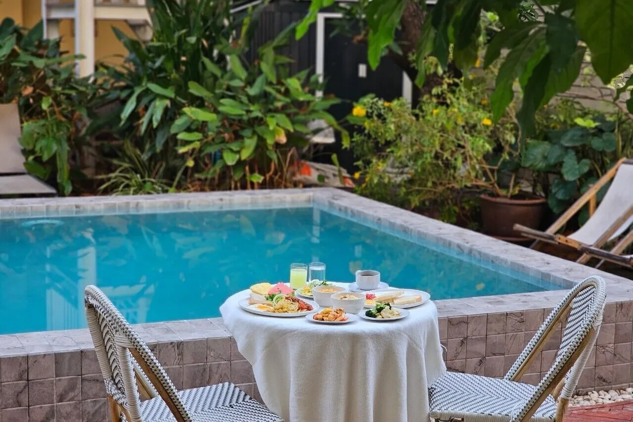 Feung Nakorn Balcony Rooms and Cafe — rooms and atmosphere