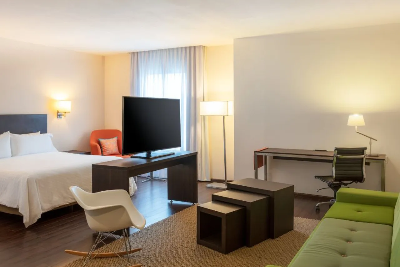 Fiesta Inn Monterrey Fundidora — ภาพห้องพักและบรรยากาศ