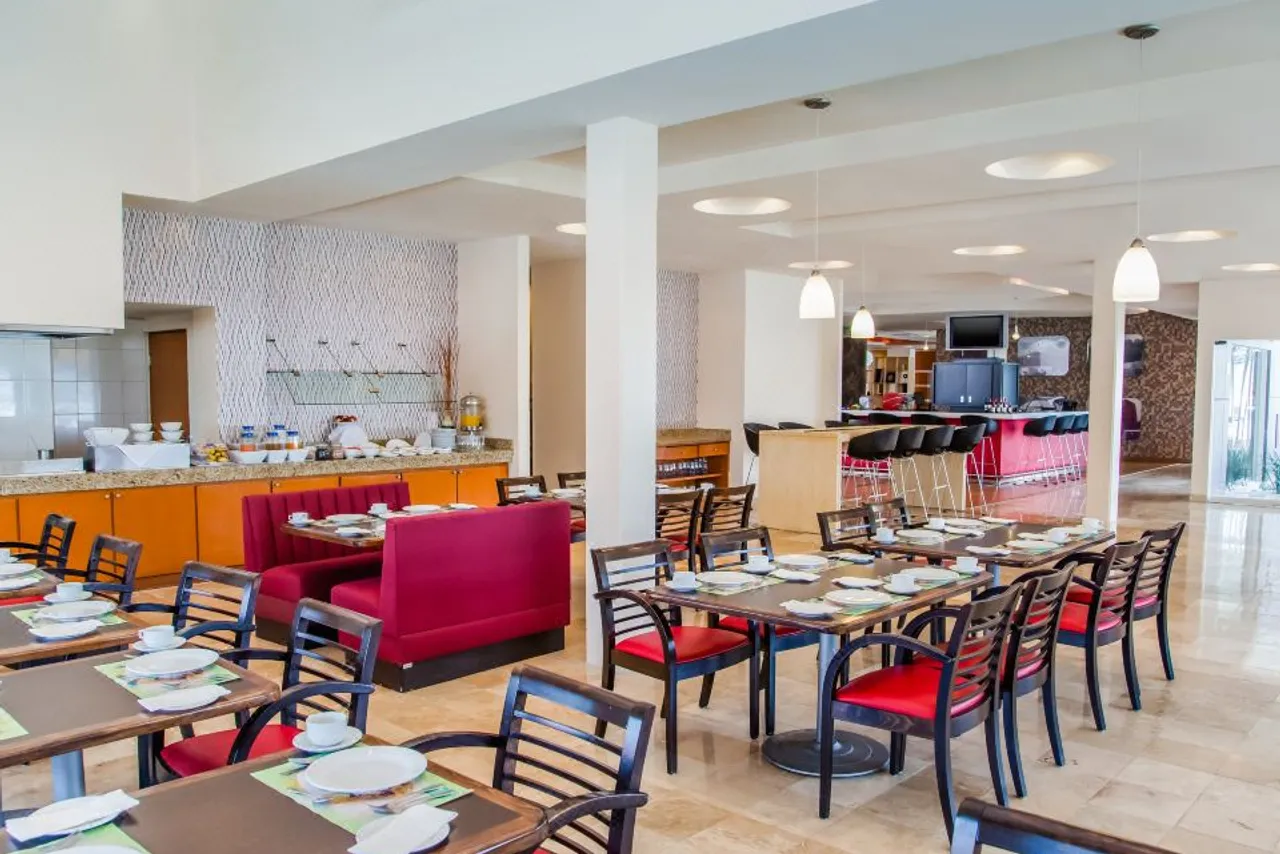 Fiesta Inn Monterrey Fundidora — ภาพห้องพักและบรรยากาศ