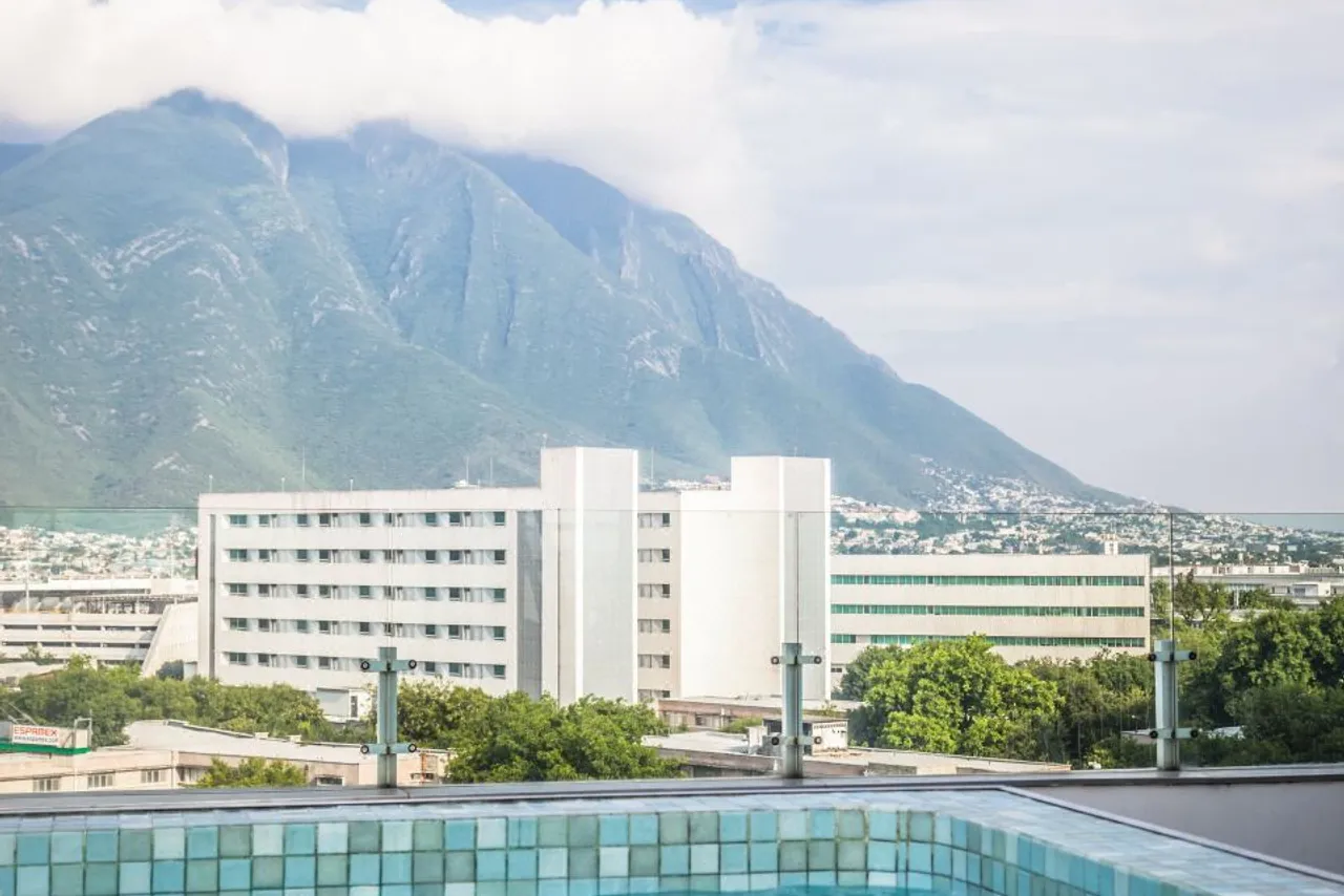 Fiesta Inn Monterrey Tecnologico — ภาพห้องพักและบรรยากาศ