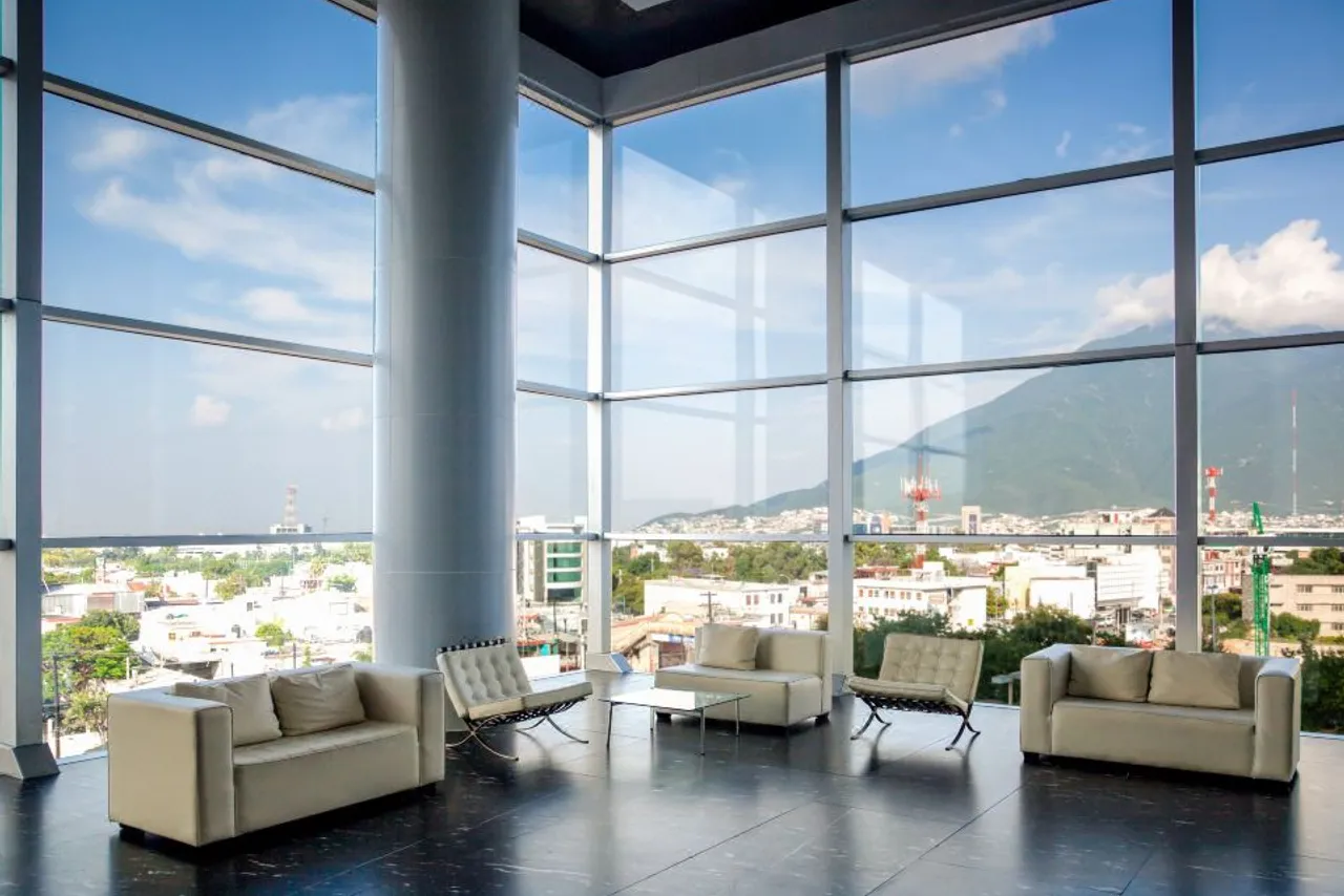 Fiesta Inn Monterrey Tecnologico — ภาพห้องพักและบรรยากาศ