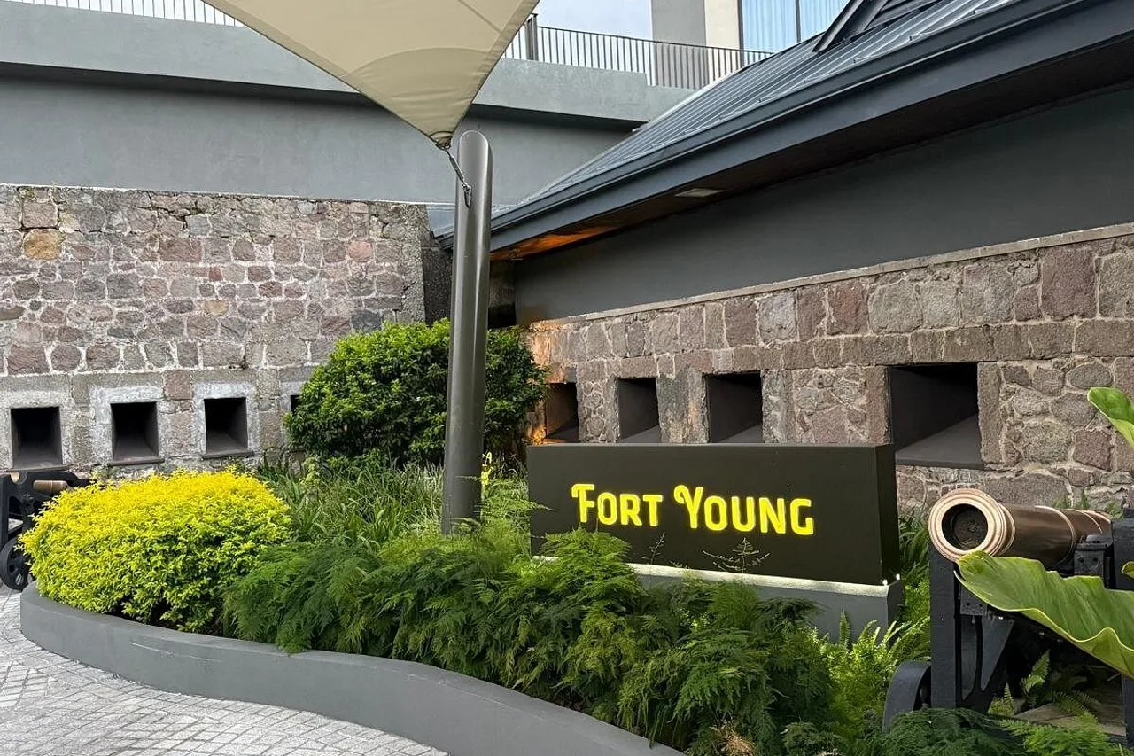 Fort Young Hotel &amp; Dive Resort — ภาพห้องพักและบรรยากาศ