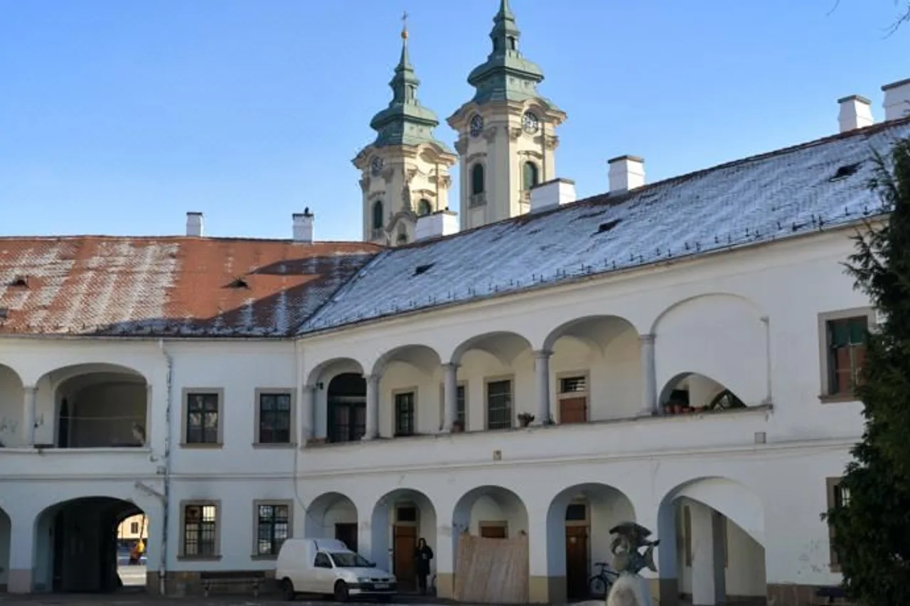 Főtér Apartman — rooms and atmosphere