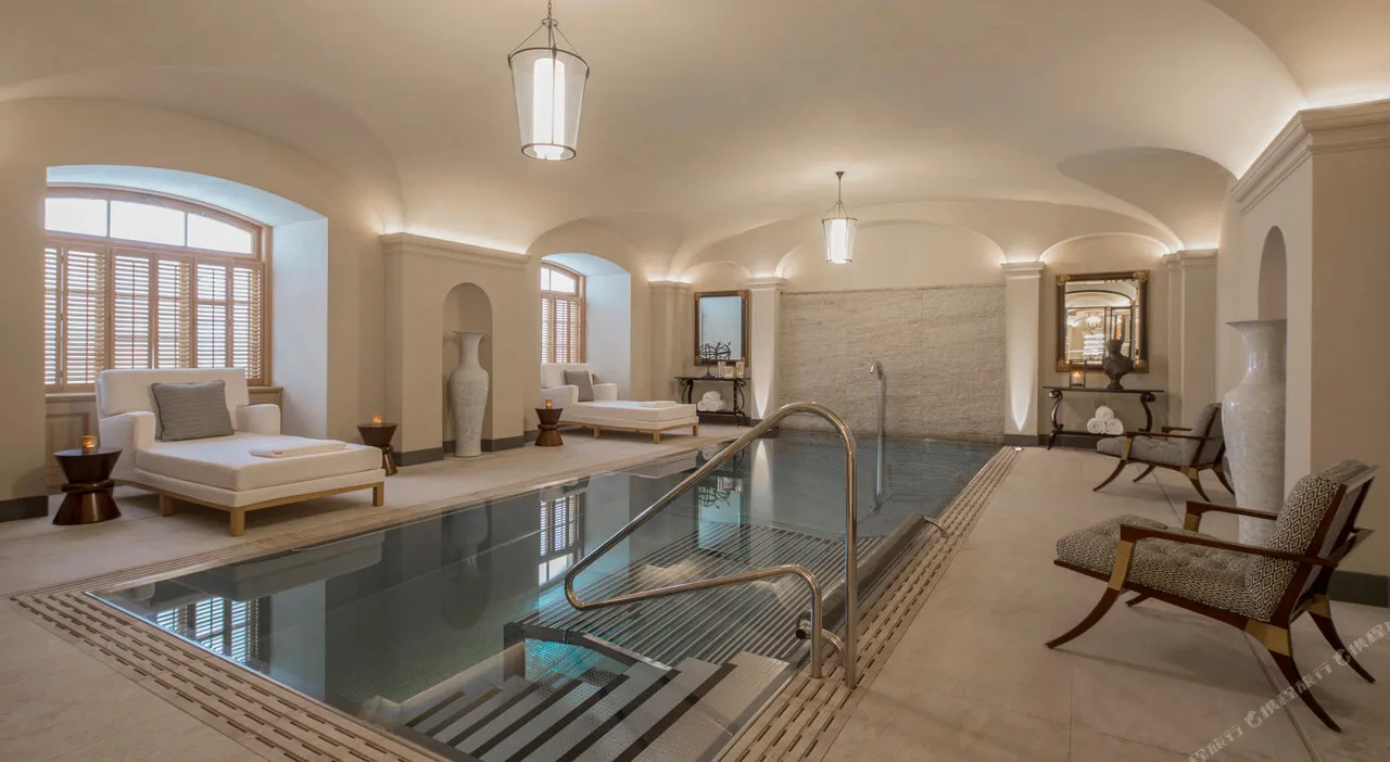 Four Seasons Hotel Prague — rooms and atmosphere