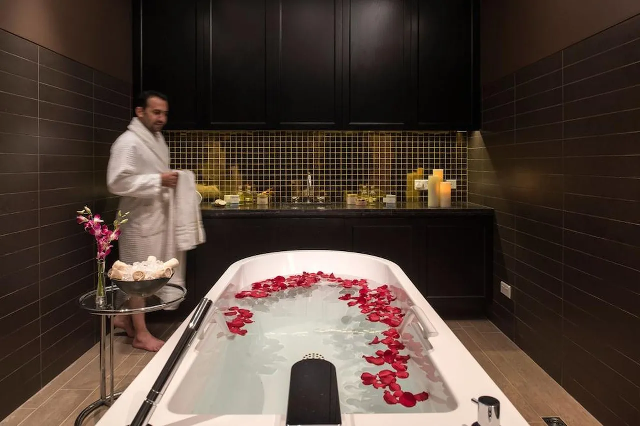 Four Seasons Hotel Riyadh at Kingdom Centre — rooms and atmosphere