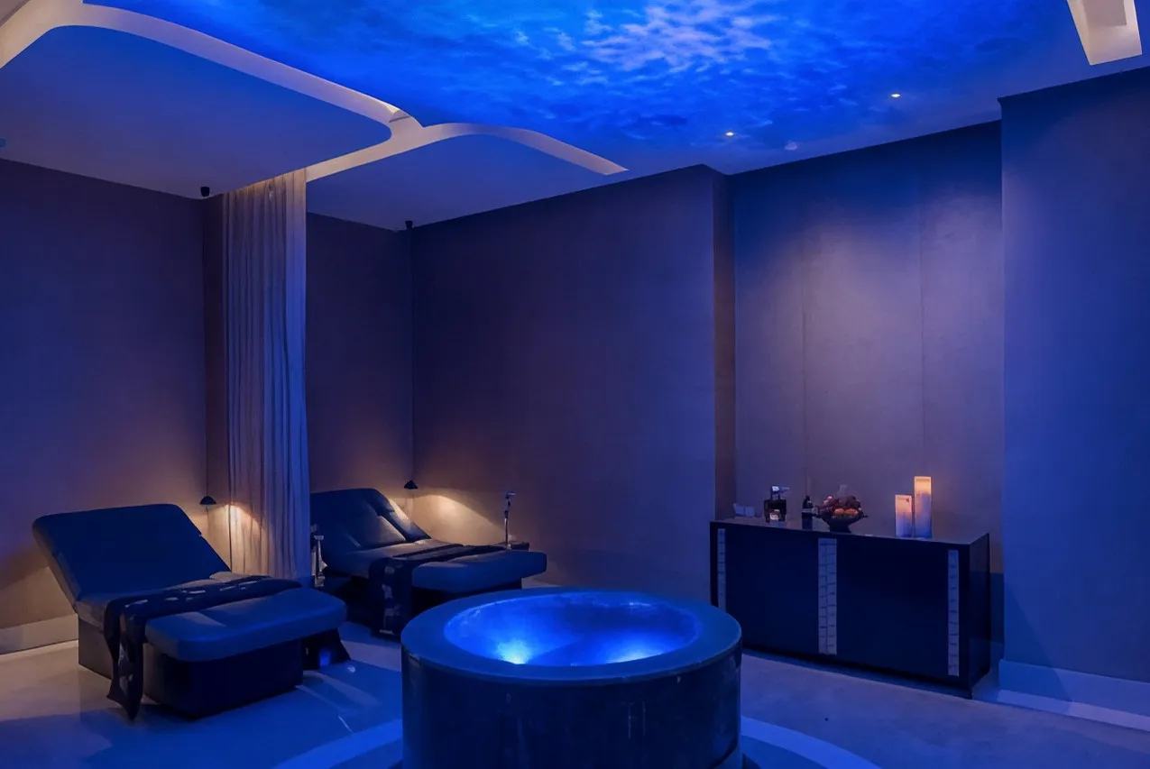 Four Seasons Hotel Riyadh at Kingdom Centre — rooms and atmosphere