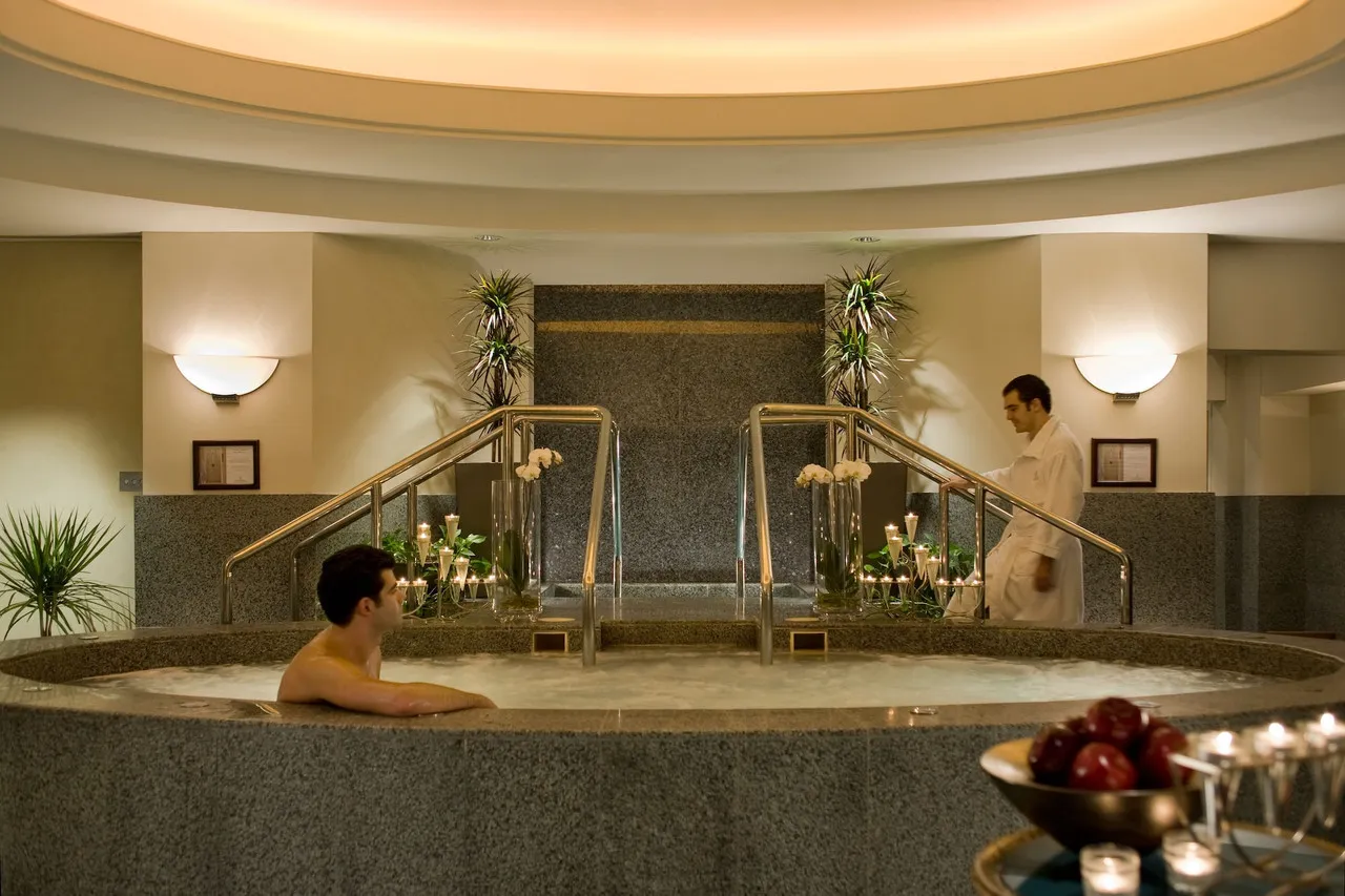 Four Seasons Hotel Riyadh at Kingdom Centre — rooms and atmosphere