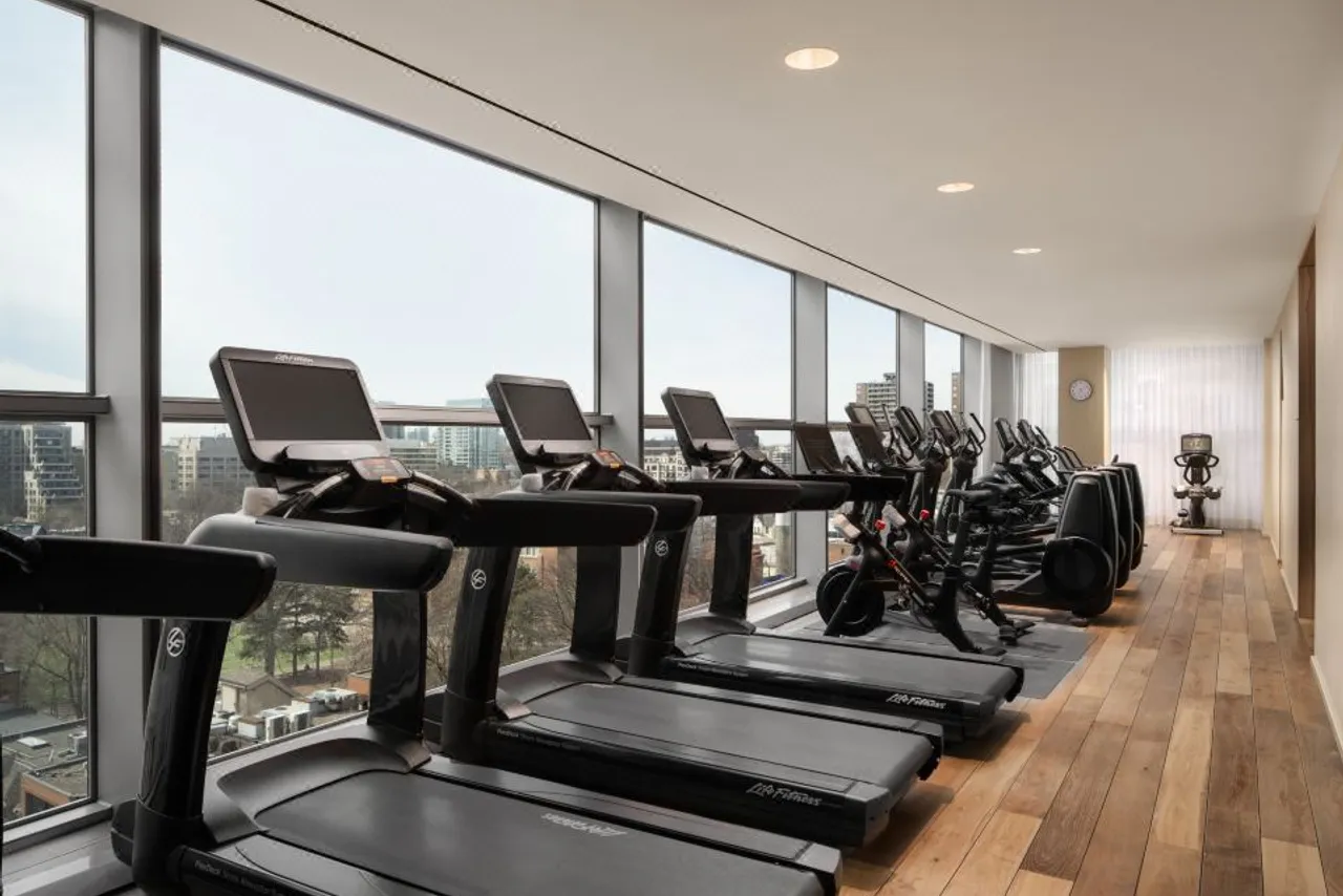 Four Seasons Hotel Toronto — ภาพห้องพักและบรรยากาศ
