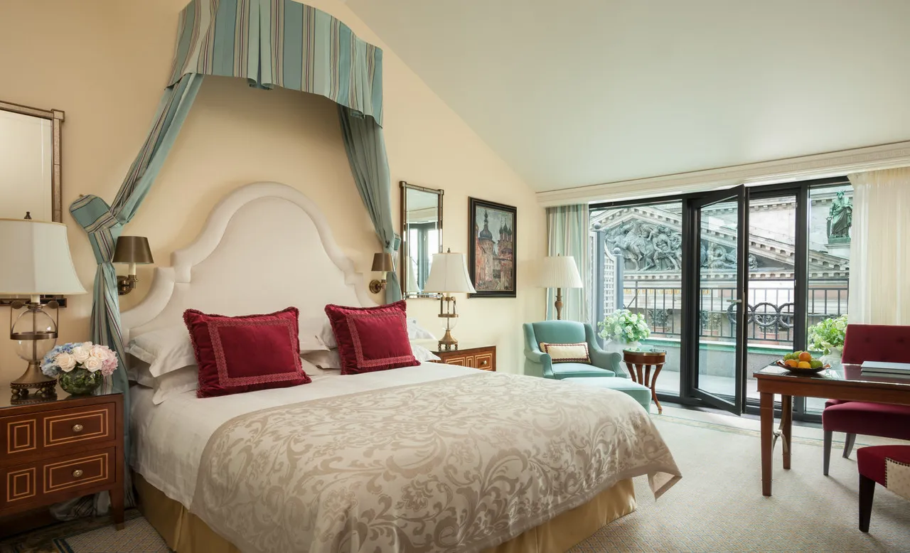 Four Seasons Hotel Lion Palace St. Petersburg — rooms and atmosphere