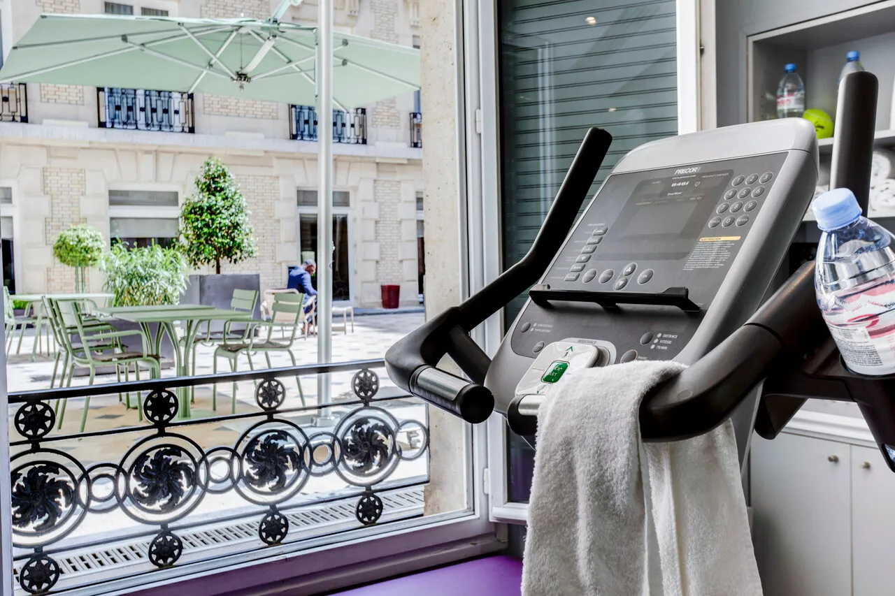 Fraser Suites Le Claridge Champs-Élysées — rooms and atmosphere