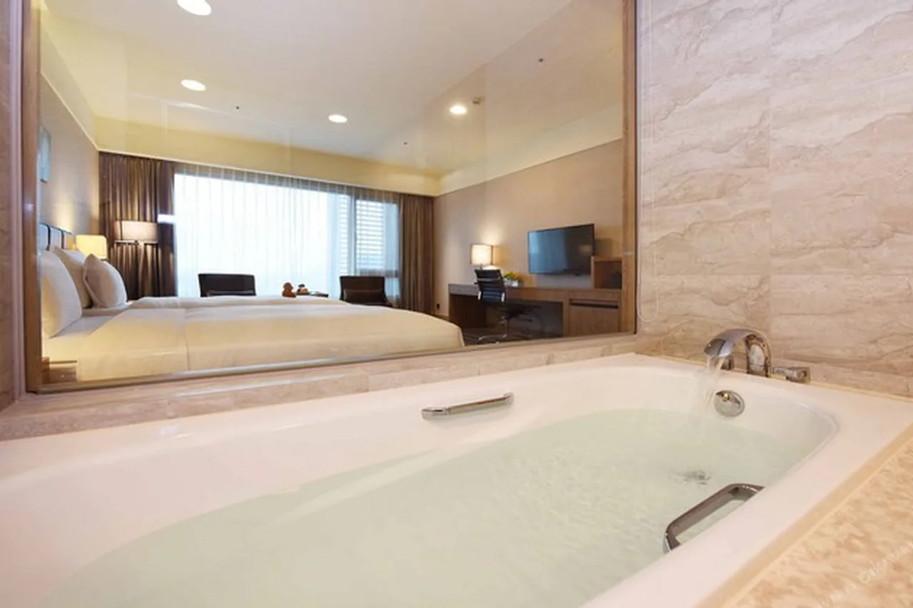 Fullon Hotel Taoyuan Airport Access MRT A8 — rooms and atmosphere