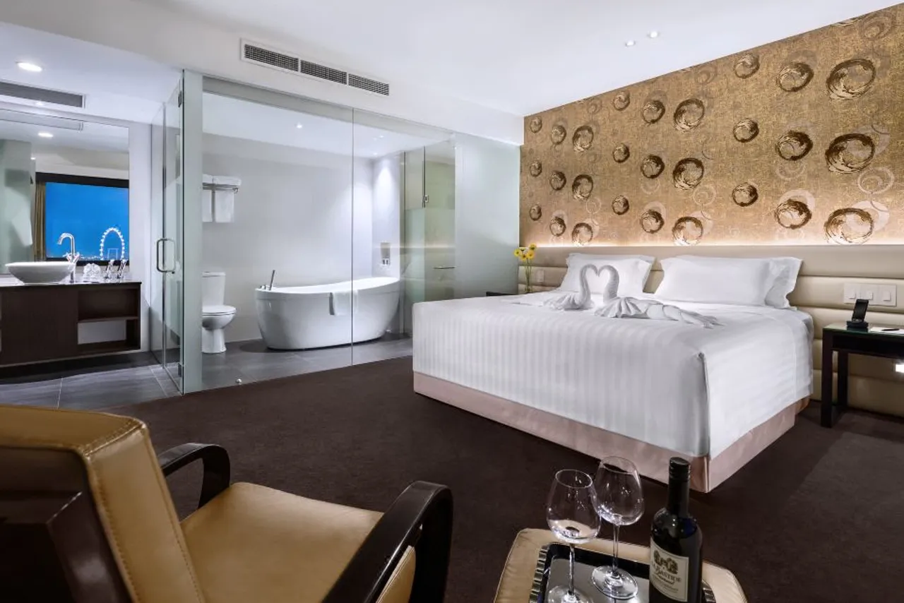 Furama City Centre — rooms and atmosphere