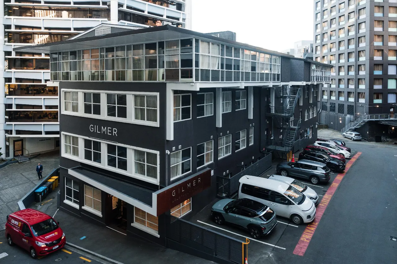 Gilmer Apartment Hotel — rooms and atmosphere