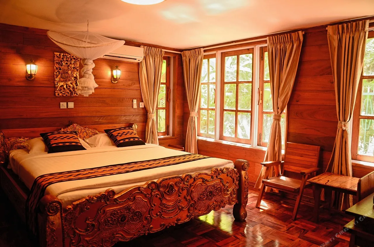 Golden Empress Hotel — rooms and atmosphere