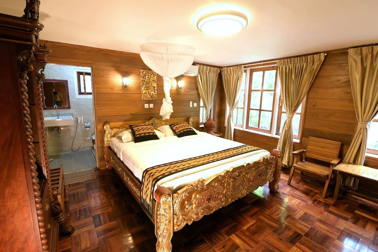 Golden Empress Hotel — rooms and atmosphere