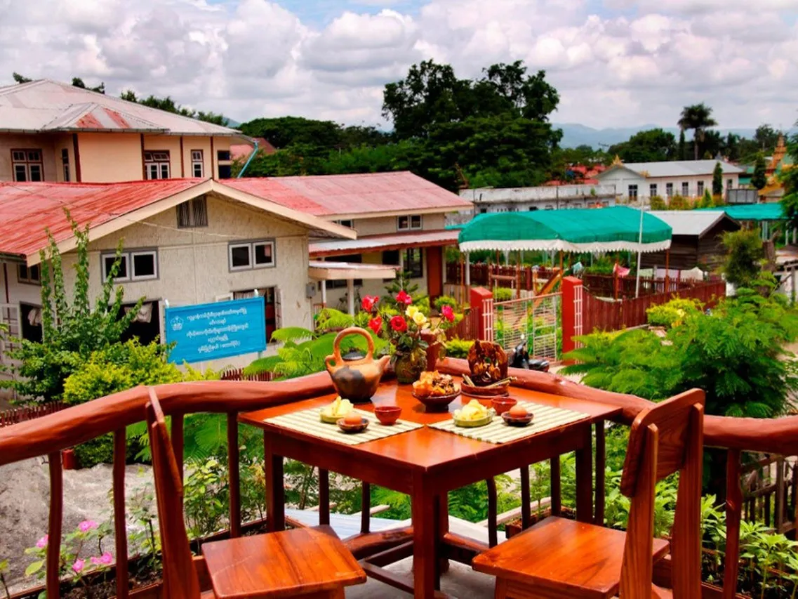Golden Empress Hotel — rooms and atmosphere