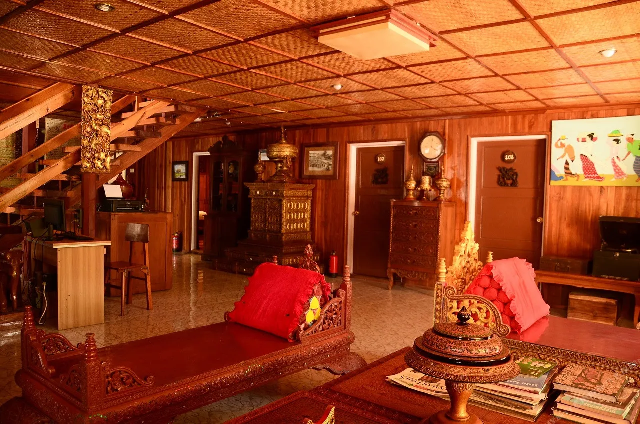 Golden Empress Hotel — rooms and atmosphere