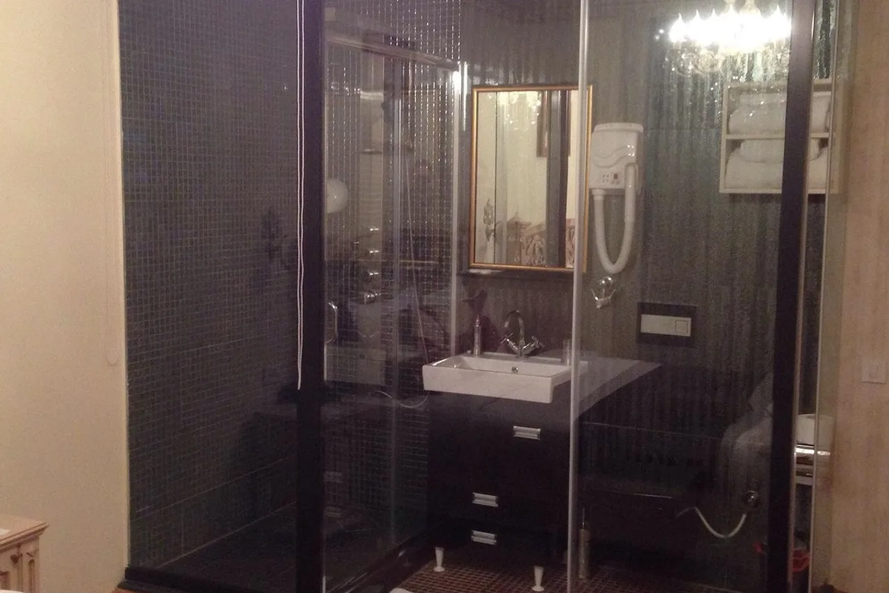 Golden Hotel Pristina — ภาพห้องพักและบรรยากาศ