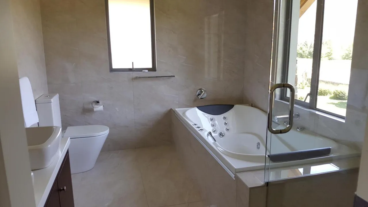 Golfcourse Road Chalets and Lodge — rooms and atmosphere