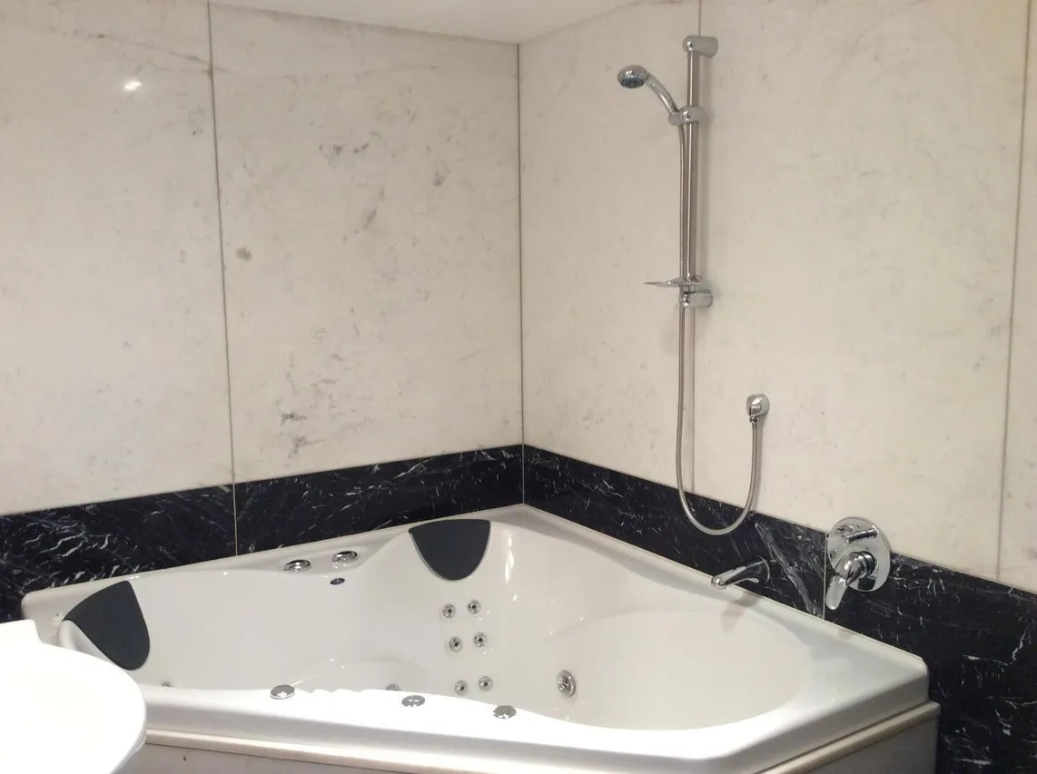 Golfcourse Road Chalets and Lodge — rooms and atmosphere