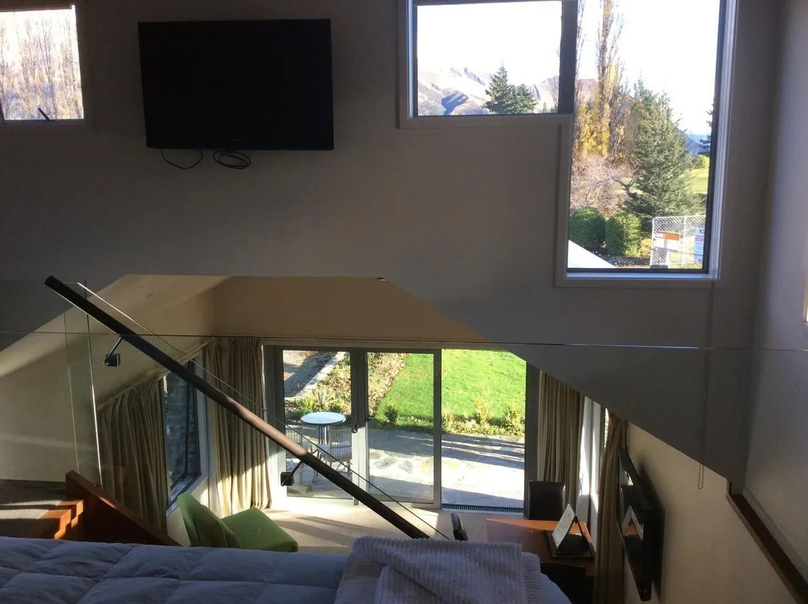 Golfcourse Road Chalets and Lodge — rooms and atmosphere