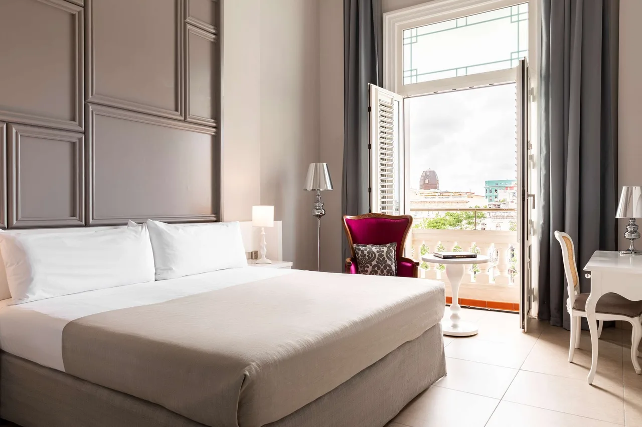 10 โรงแรมฮาวานาน่าพักที่สุด — Habana Vieja UNESCO · Vedado · Miramar (รีวิวลึก 2026 + ⚠️ Cash USD/EUR only — No US cards + Hemingway/Buena Vista + 1950s classic cars)