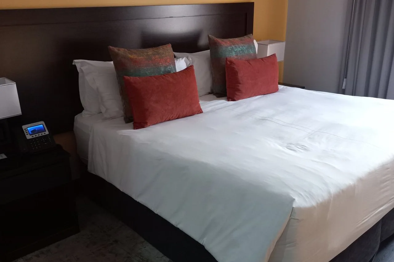 Grand Aria Hotel &amp; Conference Centre — rooms and atmosphere