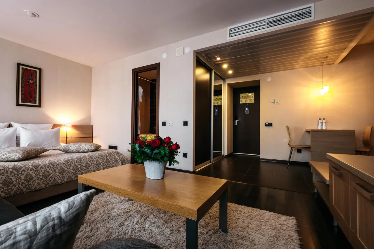 Grand Avenue by USTA Hotels — rooms and atmosphere