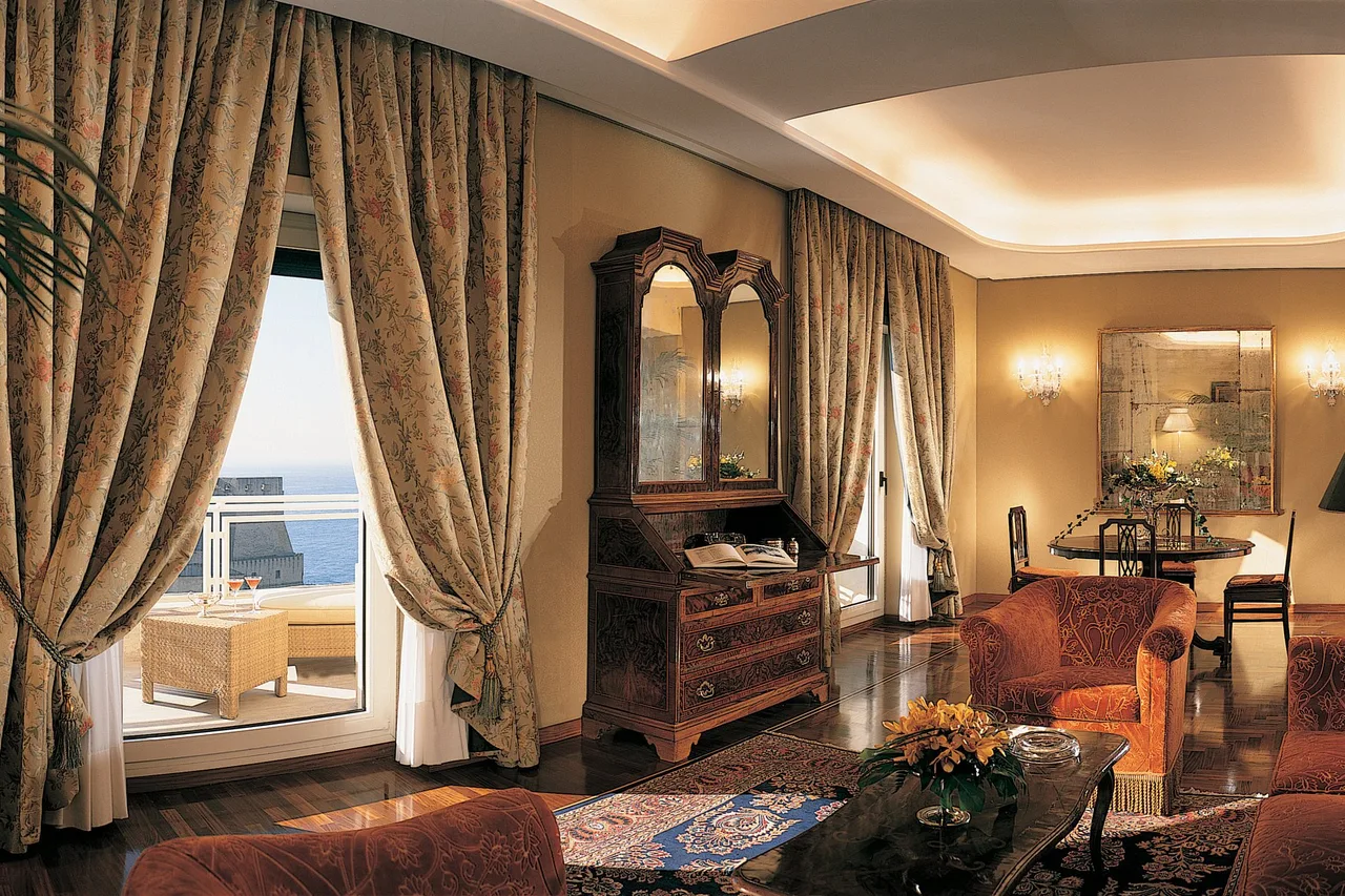 Grand Hotel Vesuvio — ภาพห้องพักและบรรยากาศ