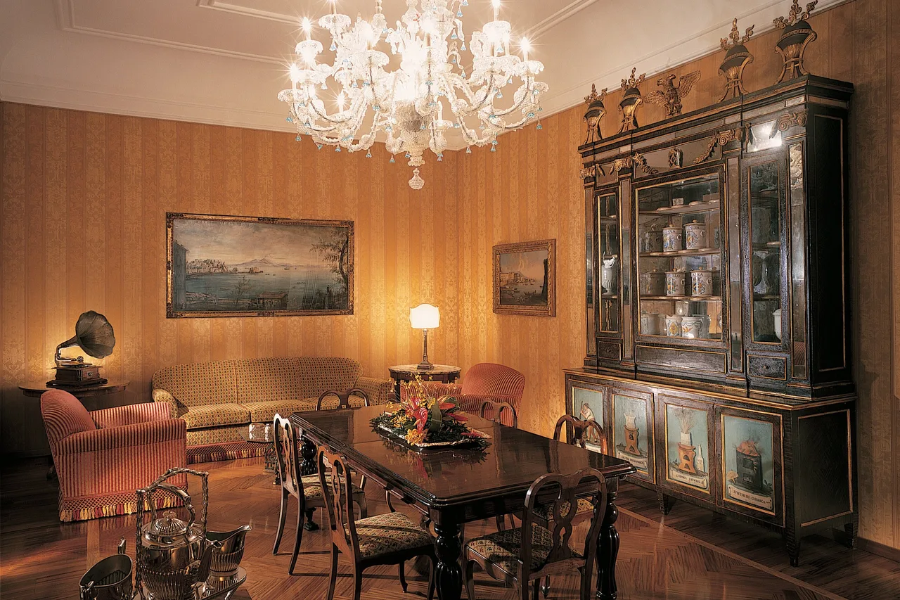Grand Hotel Vesuvio — ภาพห้องพักและบรรยากาศ